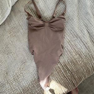 Skims seamless thong bodysuit M Sienna